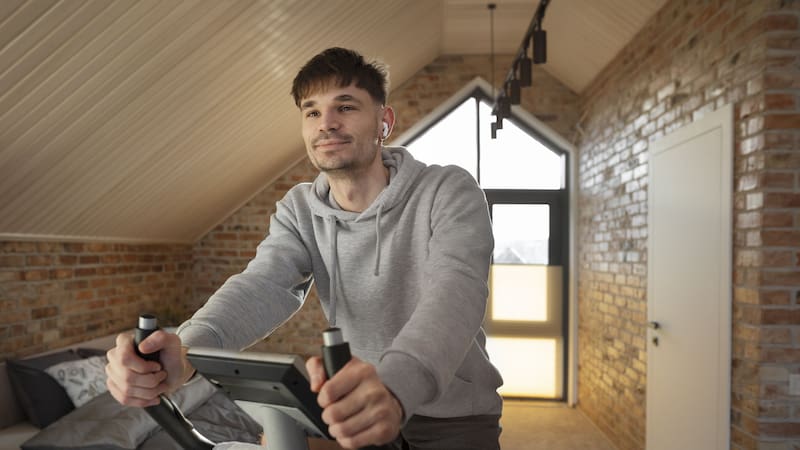 El entrenamiento en bicicleta fija ayuda a quemar calorías rápidamente y a mantener un peso saludable.