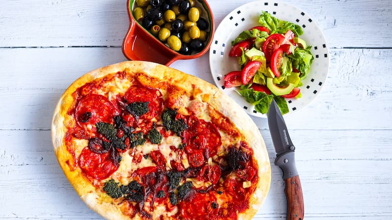 Recetas: ¿por qué es bueno comer pizza con ensalada de hojas?
