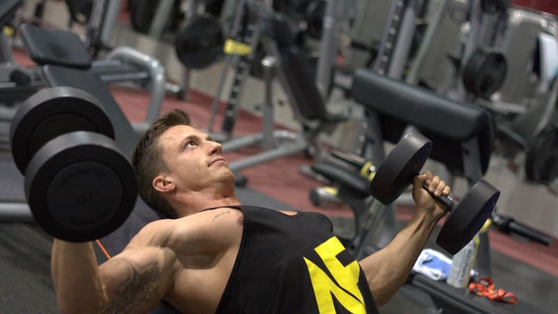 Para ganar músculo en los brazos, es esencial elegir ejercicios que trabajen específicamente los bíceps y braquiorradiales.