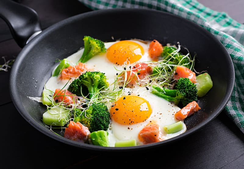Huevos con verduras. Fuente: Freepik.