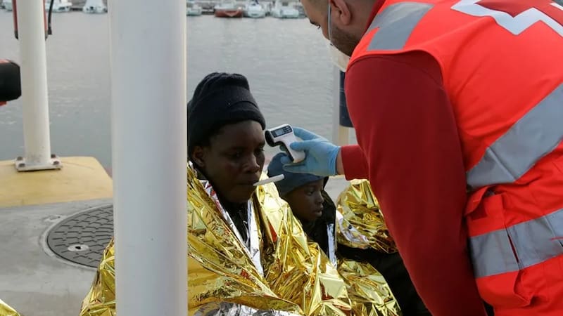 Regularización de migrantes con contrato de trabajo y expulsión de "delincuentes": la propuesta del PP para paliar la crisis migratoria.