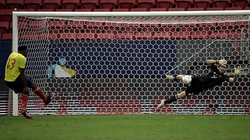 Dibu Martínez le ataja el penal al defensor colombiano Yerry Mina. Fuente: Télam.