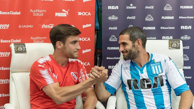 Un club de fútbol despertó interés por combinar elementos de los dos equipos argentinos.