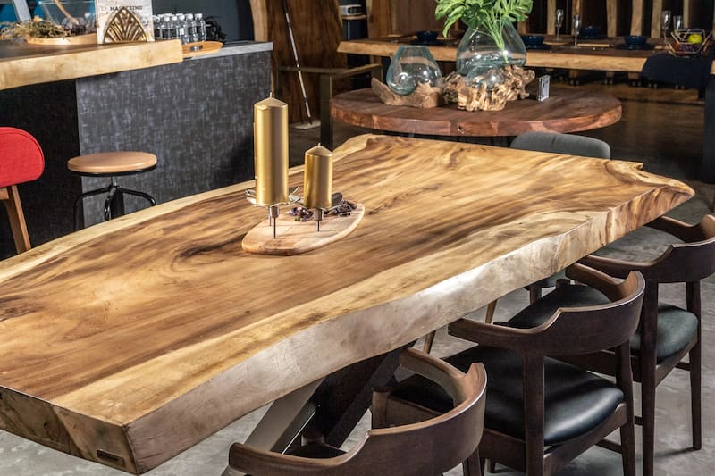 Las mesas de madera se mantendrán para los grupos numerosos.