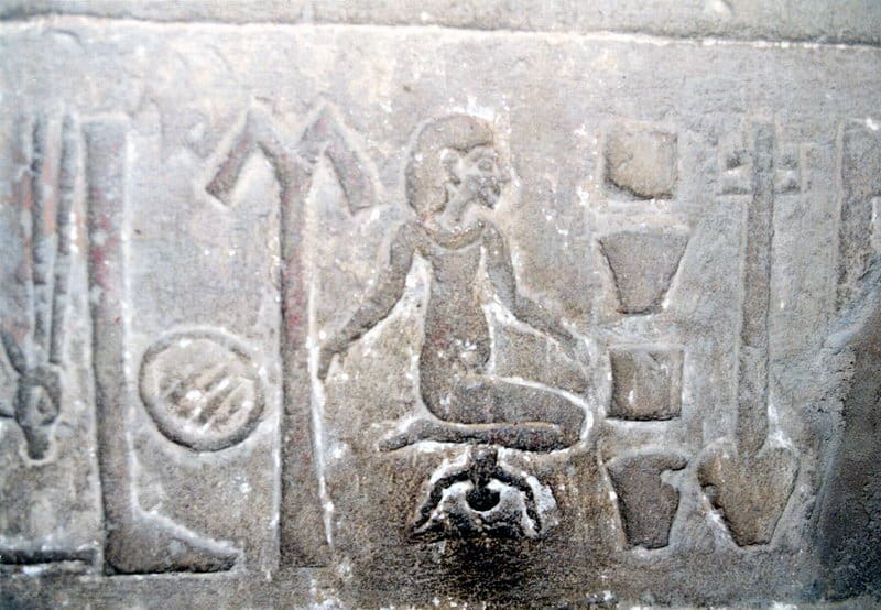 Escena de un parto, relieve del templo de Kom Ombo. (Imagen: Wikimedia Commons / Aoineko)