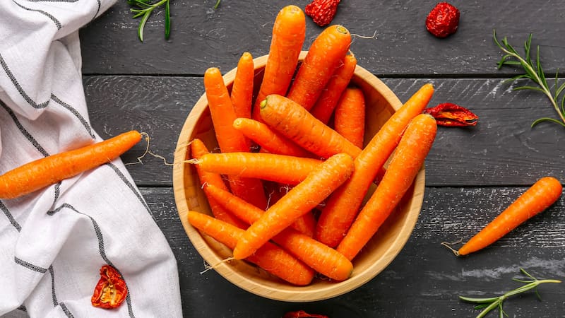 Incorporar zanahoria cruda a tu dieta diaria puede cubrir hasta el 89% de la ingesta recomendada de vitamina A para hombres y el 112% para mujeres. (Foto: Shutterstock)