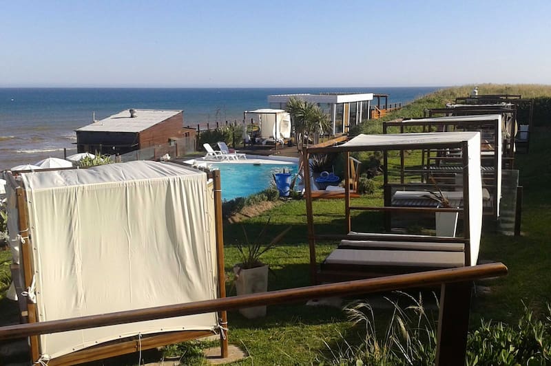 Con acceso controlado y reglas claras, la playa ofrece una experiencia respetuosa y libre en contacto directo con la naturaleza. (Foto: Balneario Playa Escondida)