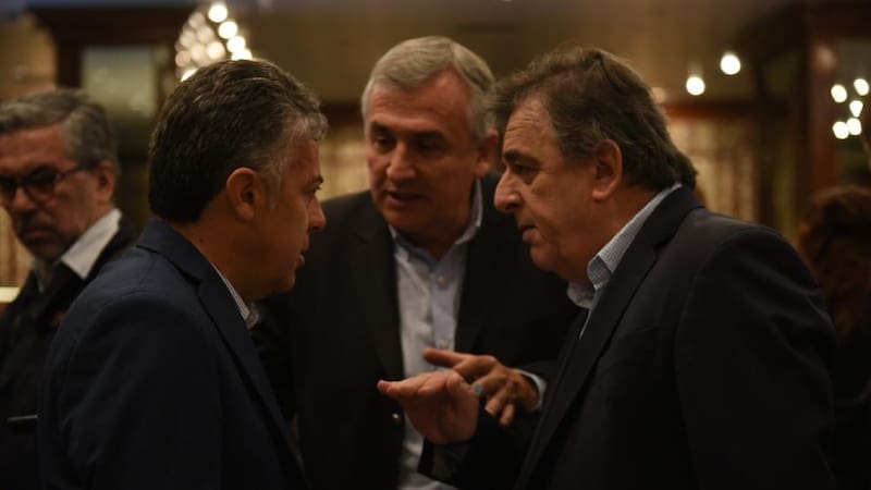 Cornejo, Morales y Negri el viernes durante la cumbre de la UCR