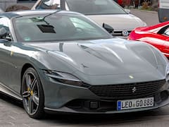 Desesperación de lujo: una Ferrari quedó atrapada en medio de dos edificios medievales y el desconcierto es total