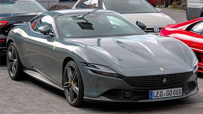 Desesperación de lujo: una Ferrari quedó atrapada en medio de dos edificios medievales y el desconcierto es total.