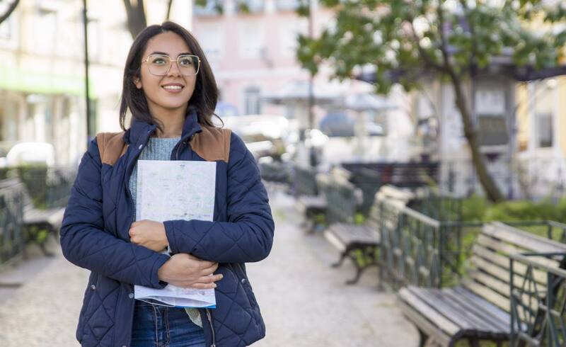 El criterio de selección de la beca no contempla un límite de edad para postularse, aunque sí un mínimo de 16 años. Foto: FreePik.es.