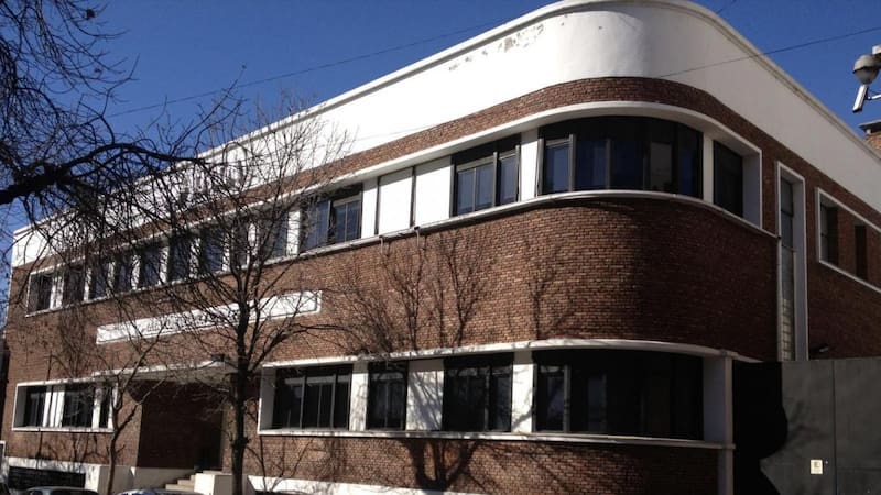 Cartel de venta para la ex fábrica de Branca en Parque Patricios: cuánto piden