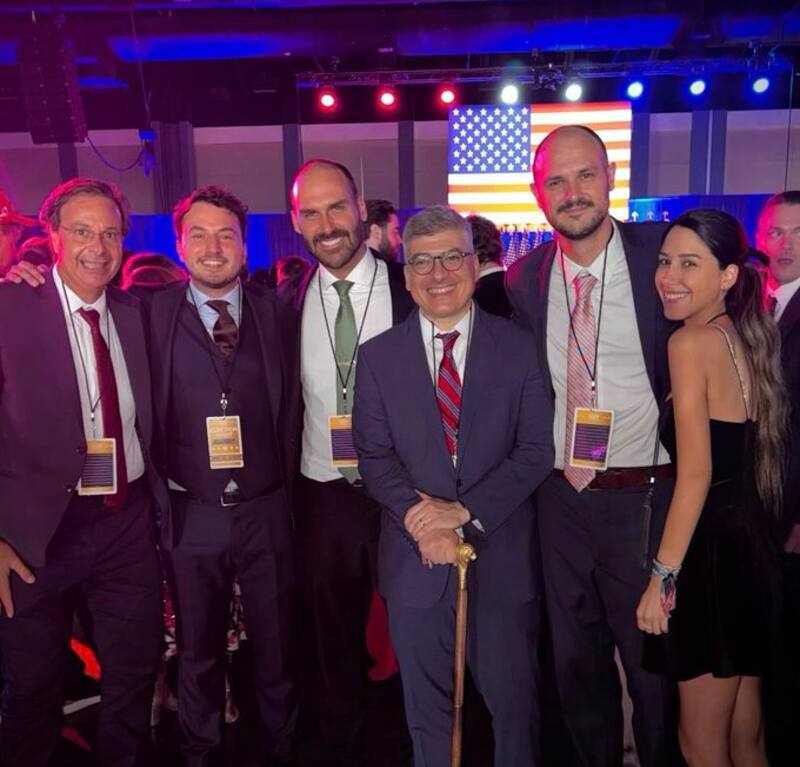 Agustín Romo, Eduardo Bolsonaro, Santiago Santurio y Macarena Alifraco (@manujove)