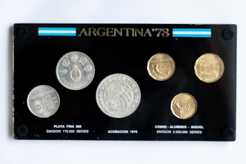 Colección de monedas en alusión al Mundial de 1978 organizado durante la dictadura militar argentina.