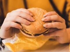 Guerra interna en McDonald's: un inversor exige que la cadena mejore el trato a los animales