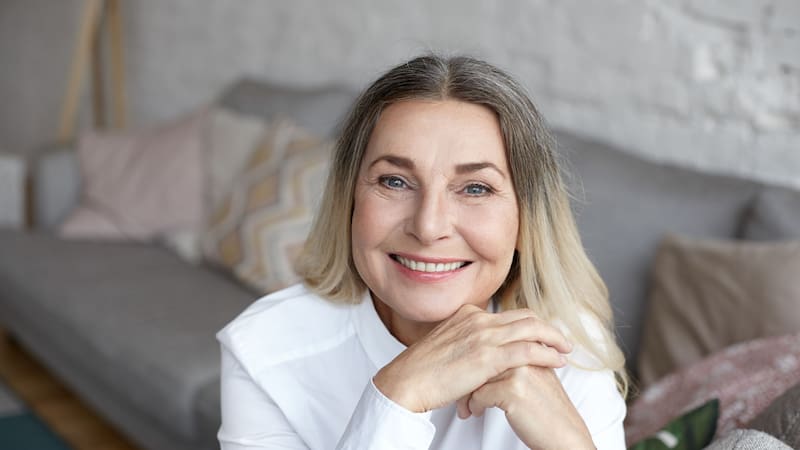 Comer alimentos ricos en vitamina C potencia la capacidad del cuerpo para reparar el daño en la piel.