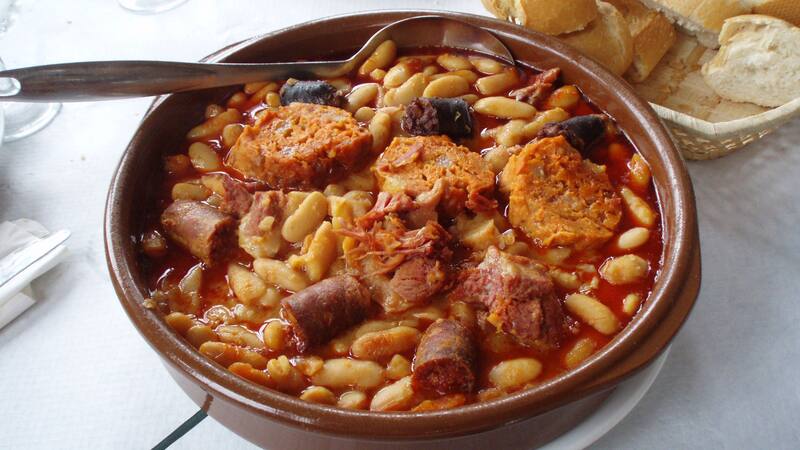 La fabada es uno de los platillos estrella de la cocina asturiana.