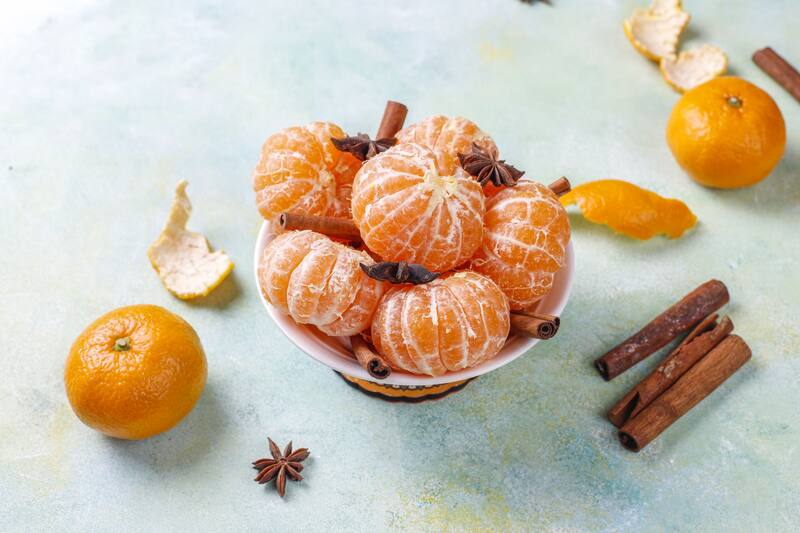 Con solo mandarinas, canela y agua, esta receta casera se transforma en una infusión llena de beneficios. (Foto: Freepik)