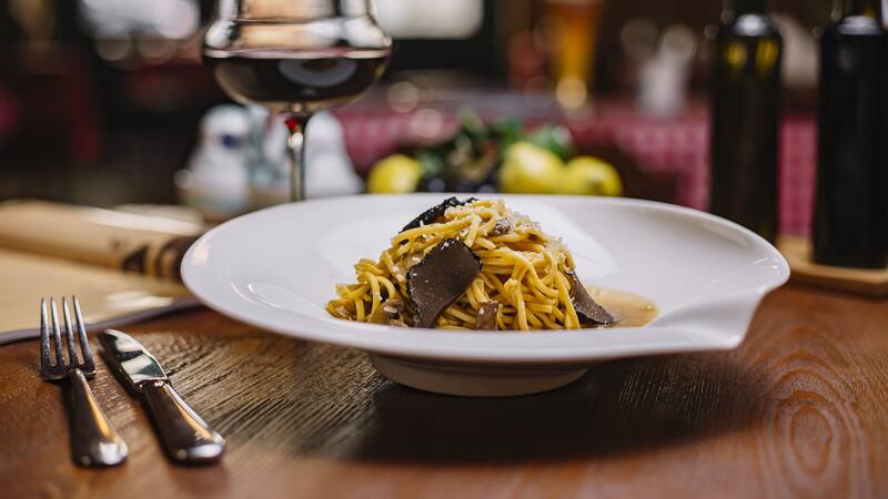 Este local culinario se encuentra en el centro de la villa.