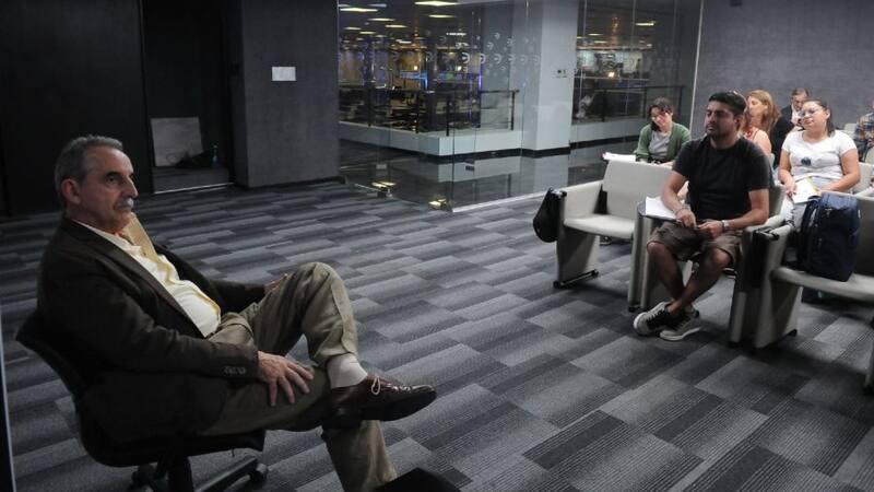 El precandidato presidencial Guillermo Moreno en charla con estudiantes de la Escuela Perfil.