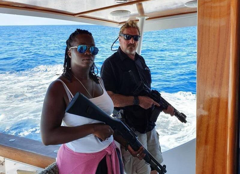 John McAfee con armas en su yate.