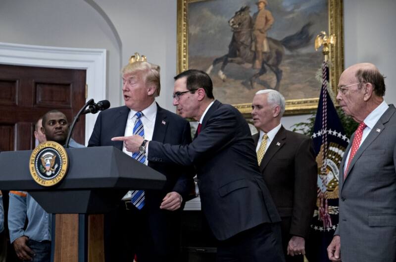 Donald Trump con Steven Mnuchin, Mike Pence y Wilbur Ross. Crédito: Bloomberg
