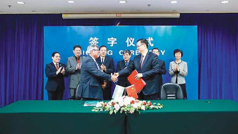 Las delegaciones de ambos países al firmar los protocolos sanitarios