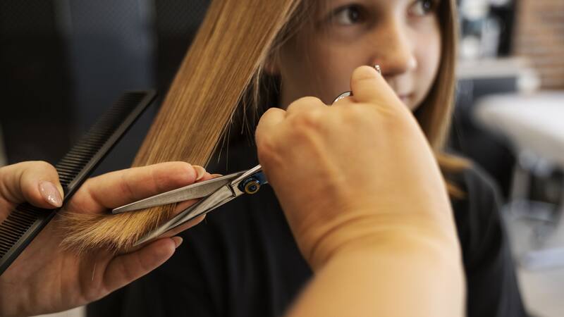 Muchas personas toman en cuenta las fases de la Luna para decidir el mejor día para cortarse el pelo.