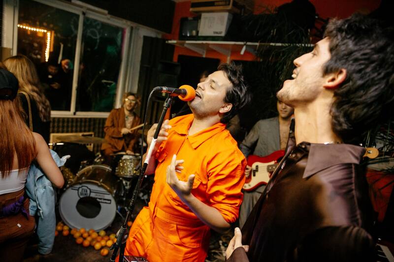 Julio Báez lo dejó todo con Silvestre y la Naranja