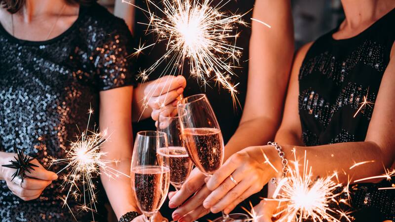 Las principales ciudades de España celebran la época navideña con luces.