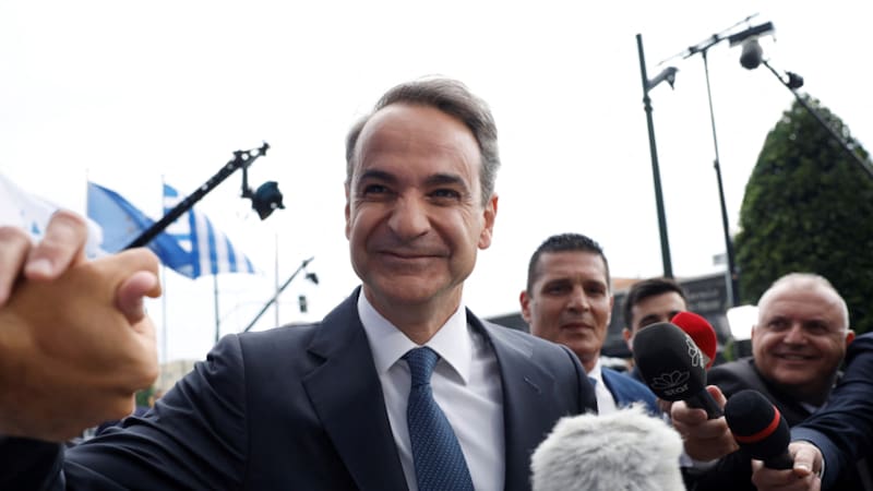 El primer ministro llega a la sede del partido.