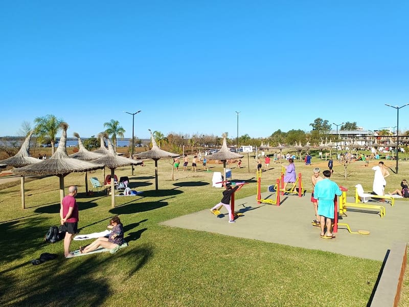 El viaje en auto desde CABA a Colón es una experiencia escénica, ya que los viajeros pueden disfrutar de vistas panorámicas de campos y ríos a lo largo del trayecto. (Fuente: Instagram @termascolonoficial)