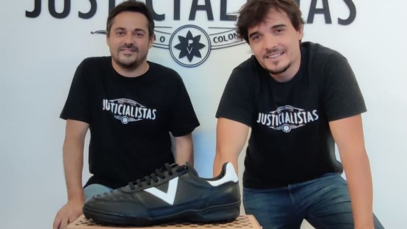 Justicialistas tiene más de 50 artículos de calzado y desde 2021 incursionaron en el segmento de los botines de fútbol.