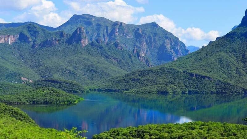 El pueblo se encuentra rodeado de abundante naturaleza.