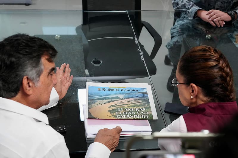 Claudia Sheinbaum (d), y al gobernador de Tamaulipas, Américo Villareal, durante una reunión en la ciudad de Tampico (México) en pleno contexto de asistencia a los habitantes por las intensas lluvias. (Foto: Presidencia de México).
