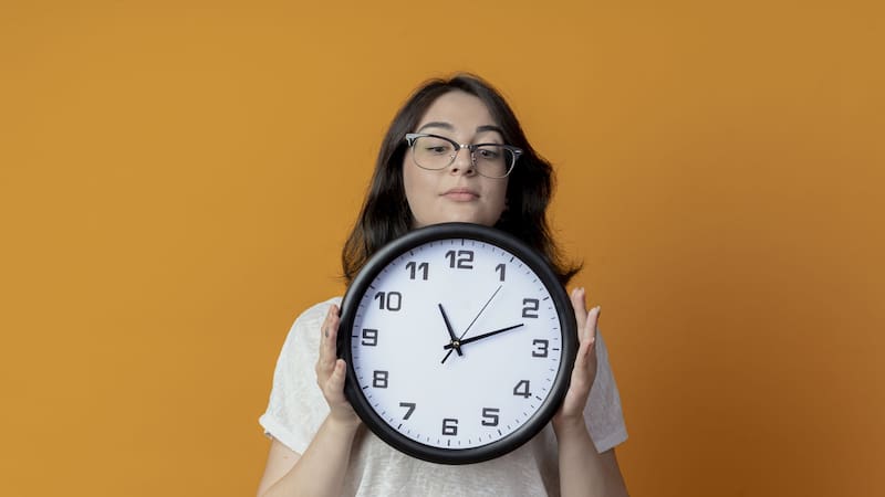 ¿Adiós al cambio de hora en España? El Gobierno y la UE debaten si eliminar el ajuste horario de verano e invierno y dejar un horario fijo todo el año a partir de 2026.