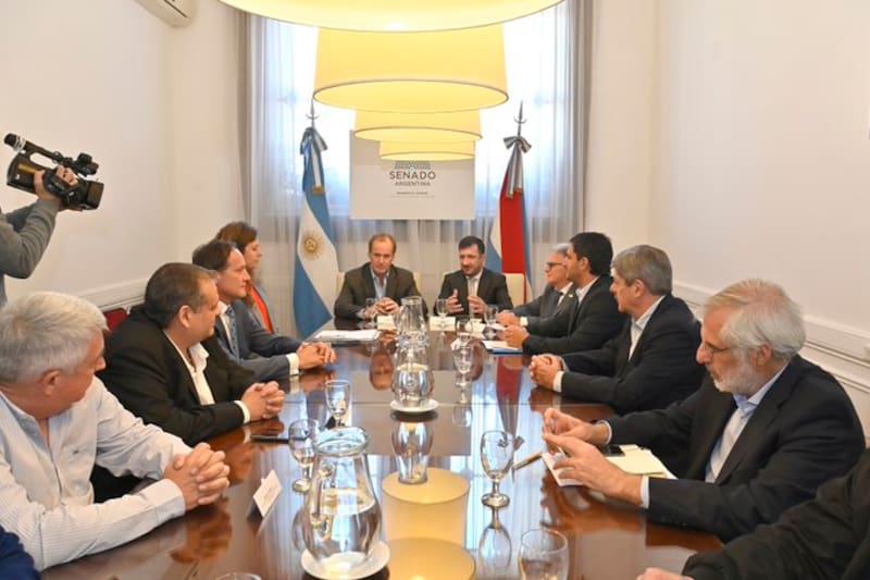 Reunión del gobernador Bordet, con los senadores Kueider y Camau Espínola y empresarios de energía