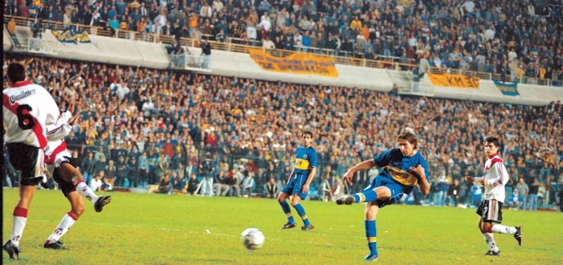 Grandes momentos del fútbol argentino se hicieron con pelotas de Penalty, como el gol de Martín Palermo a River, en la Copa Libertadores de 2000.