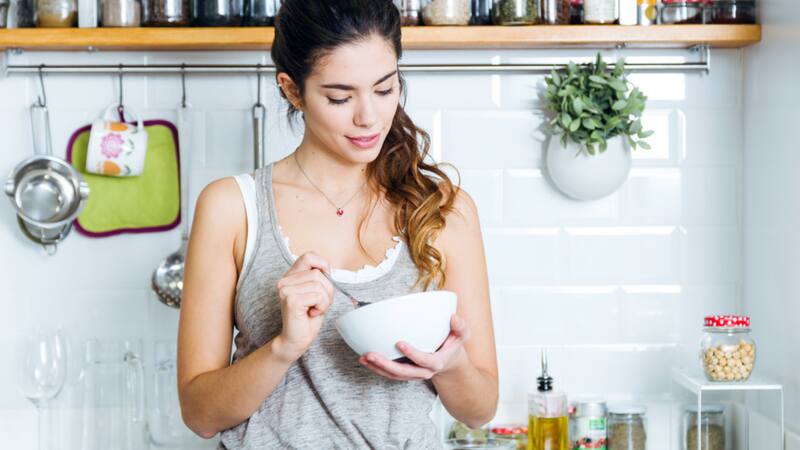 Los efectos adversos para la salud que genera el cenar tarde (foto: archivo).
