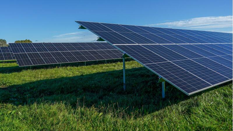 Paneles solares bajo un cielo azul en un parque solar. BLOOMBERG