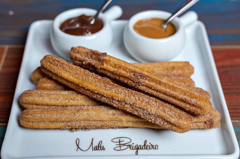 Una de las tradiciones argentinas es comer los churros rellenos con dulce de leche. (Fuente: Pexels).