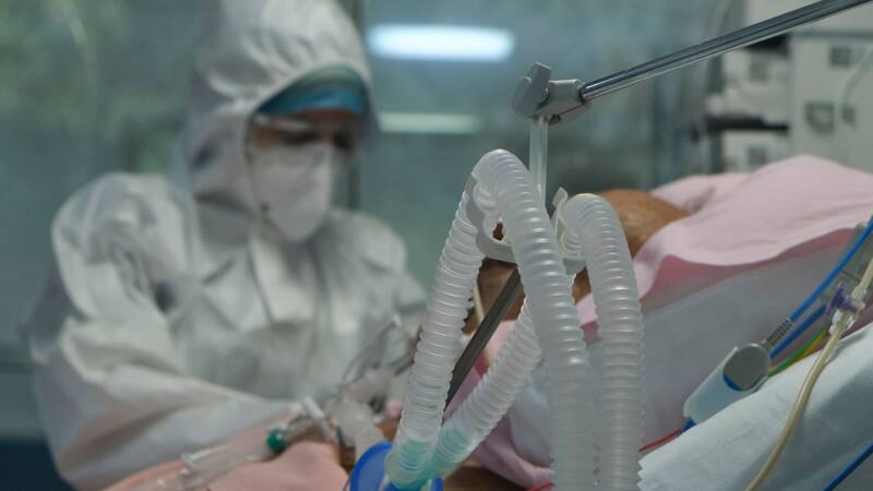 La llegada de la variante Ómicron hubiese producido 3.000 fallecidos por día en Argentina, estimó un infectólogo, si no fuese por la vacunación de la población.