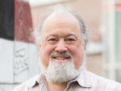 Inventó el primer dinero digital del mundo y vio Bitcoin antes que nadie: ahora trae una app que le gana a WhatsApp