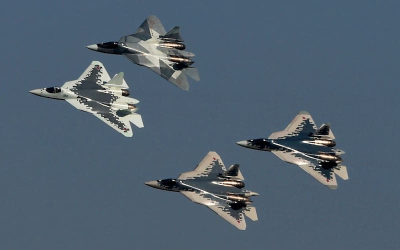 El caza "invisible" Su.57 puede navegar a una velocidad máxima Mach 2 (2135 km/h).