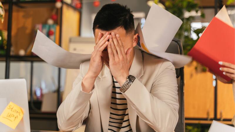 La sobrecarga de trabajo y la exigencia para llegar con todo aumentan la presión de cumplir las tareas antes de que termine el año