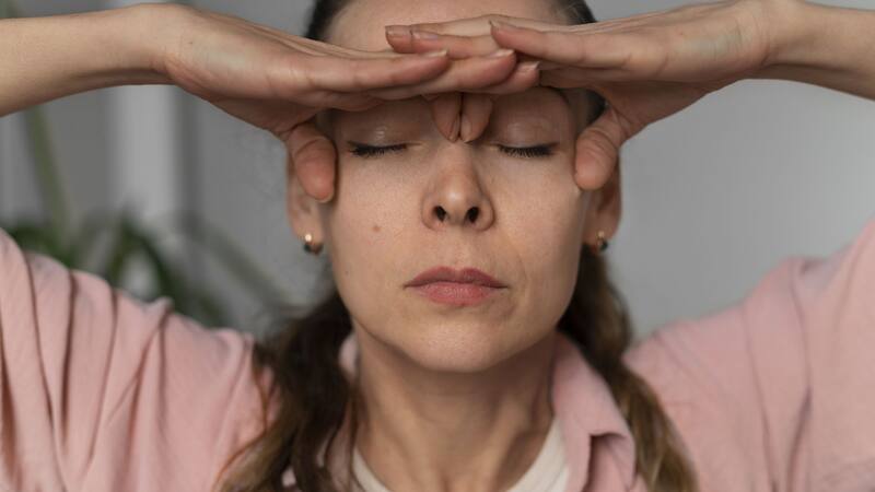 El yoga ocular se promueve como una técnica natural para fortalecer y relajar los músculos de los ojos.