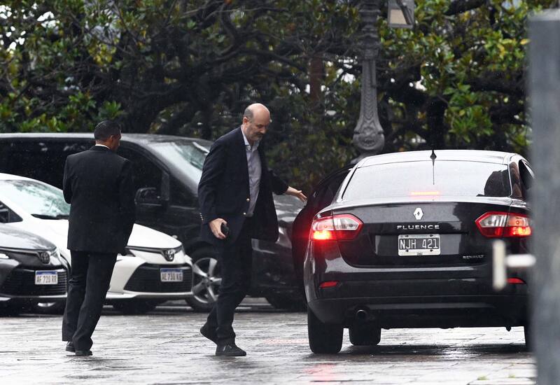 Federico Sturzenegger al momento de su entrada en la Casa Rosada este lunes. (Télam/Leo Vaca)