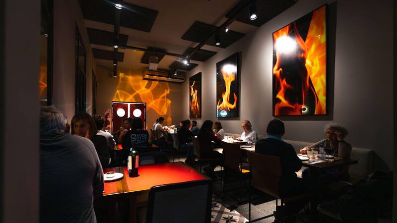 Especializado en carnes, República del Fuego ofrece un menú variado y un ambiente acogedor para una comida íntima como reclama este día.