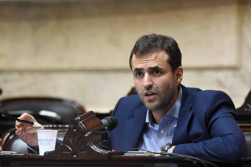 El diputado del FdT Emiliano Estrada, en acuerdo inter-grieta con representantes de JxC