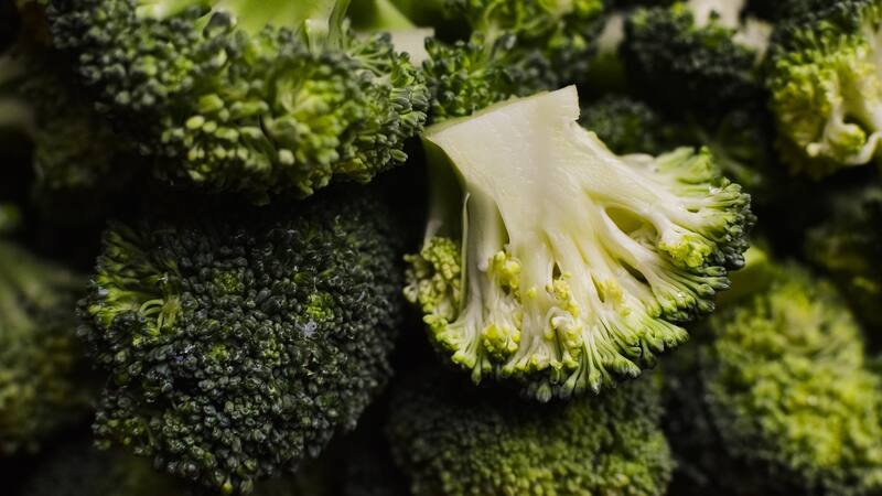 El tallo del brócoli tiene vitaminas que ayudan al organismo.